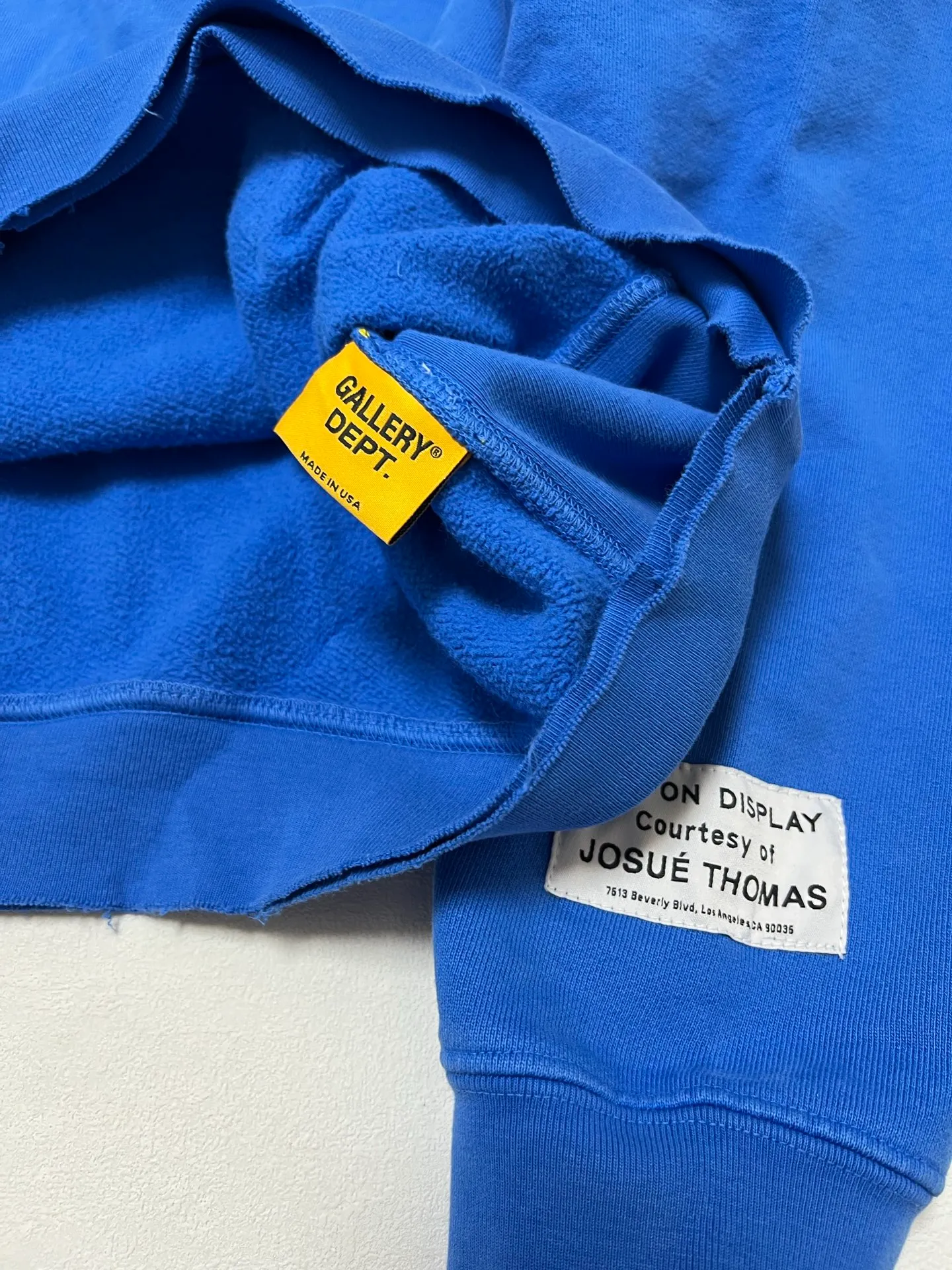 More details GALLERY DEPT. 90'S GD LOGO HOODIE/BLU 90's retro destroyed royal blue English hoodie Royal blue S-XL requires custom weaving and dyeing 500g high weight sweatshirt fabric Light fleece treatment on the inside Overall wide and comfortable Loose version Trendy and fashionable Same as the original version Washed and distressed printing Original consistent hang tag With G LOGO hanging grain / yellow triangle warning sign